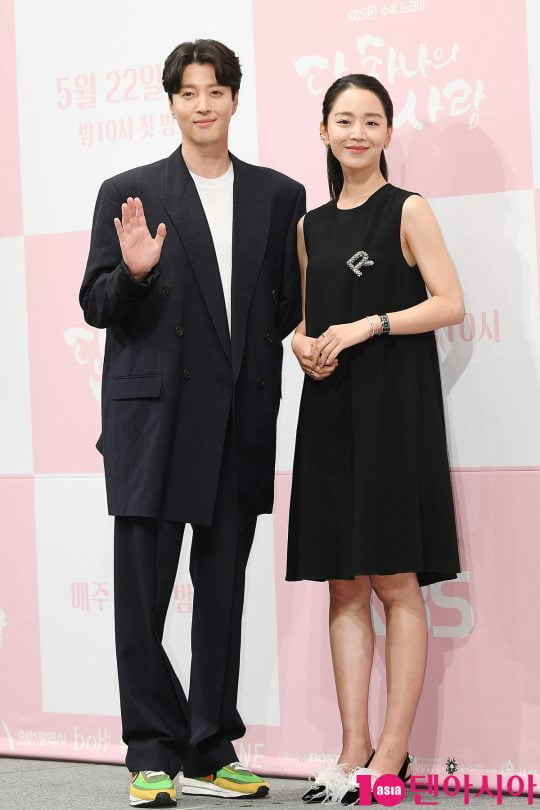 배우 이동건과 신혜선.