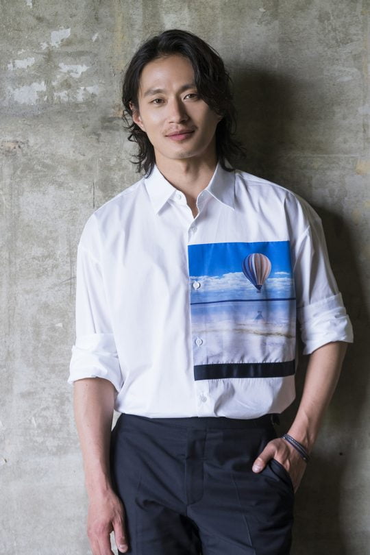 차가울 것 같은 이미지와 달리는 집에서 2년째 고양이를 키우고 있다는 ‘집사’ 김성규. 프랑스 배우 드니 라방을 좋아해서 ‘드니’라는 이름을 붙여줬단다. /사진제공=키위미디어그룹