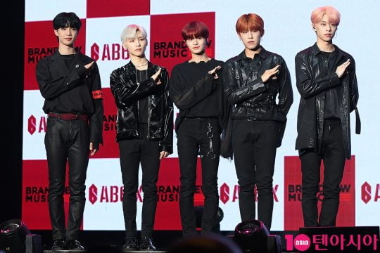 그룹 AB6IX 임영민(왼쪽부터), 전웅, 이대휘, 박우진, 김동현이 22일 오후 서울 방이동 올림픽공원 올림픽홀에서 데뷔 앨범 ‘비컴플릿(B:COMPLETE)’ 발매 기념 쇼케이스를 열었다. / 이승현 기자 lsh87@