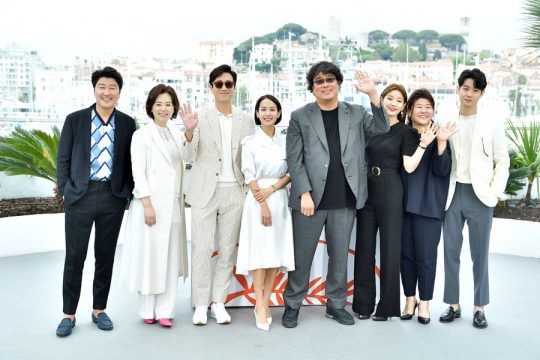 영화 ‘기생충’ 칸영화제 포토콜 행사에 참석한 배우 송강호(왼쪽부터), 장혜진, 이선균, 조여정, 봉준호 감독, 박소담, 이정은, 최우식/사진제공=CJ엔터테인먼트