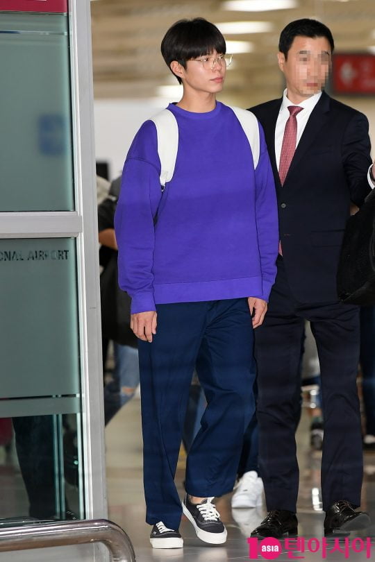 배우 박보검이 해외 일정을 마치고 23일 오전 김포국제공항을 통해 공항패션을 선보이며 입국했다.