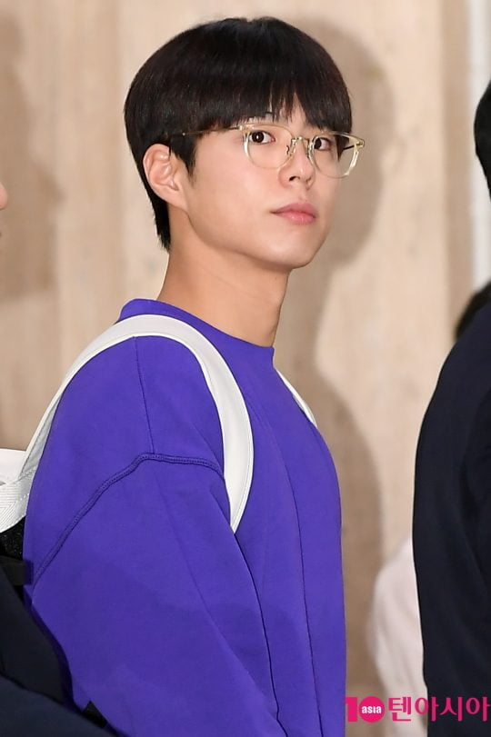 배우 박보검이 해외 일정을 마치고 23일 오전 김포국제공항을 통해 공항패션을 선보이며 입국했다.