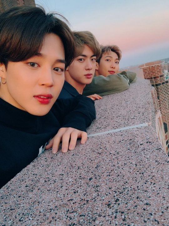 "월드투어中"…방탄소년단, 해외서 여유 만끽…노을빛 아래 근황