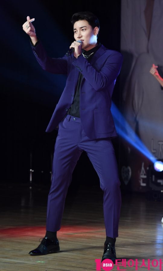 가수 노지훈 23일 오후 서울 청담동 일지아트홀에서 열린 싱글 앨범 ‘손가락하트’ 쇼케이스에서 멋진공연을 선보이고 있다.
