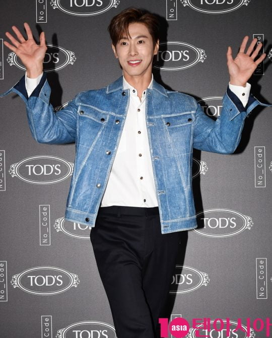 동방신기 유노윤호가 23일 오후 서울 을지로7가 동대문디자인플라자에서 열린 토즈, No Code”슈커(Shoeker)03′ 론칭 행사에 참석하고 있다.