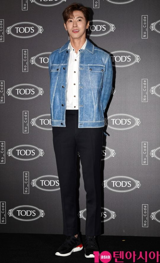 동방신기 유노윤호가 23일 오후 서울 을지로7가 동대문디자인플라자에서 열린 토즈, No Code”슈커(Shoeker)03′ 론칭 행사에 참석하고 있다.