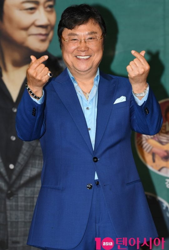 가수 남진이 24일 오전 서울 영등포구 여의도동 63시티 컨벤션에서 열린 ‘남진 55주년 헌정앨범’ 제작발표회에 참석하고 있다.