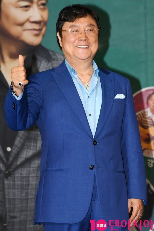 가수 남진이 24일 오전 서울 영등포구 여의도동 63시티 컨벤션에서 열린 ‘남진 55주년 헌정앨범’ 제작발표회에 참석하고 있다.