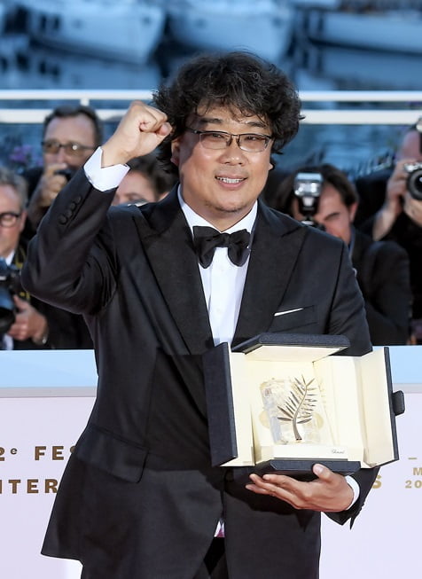 봉준호 감독이 제72회 칸 영화제에서 황금종려상 트로피를 품에 안고 수상을 기뻐하고 있다. /사진제공=CJ엔터테인먼트