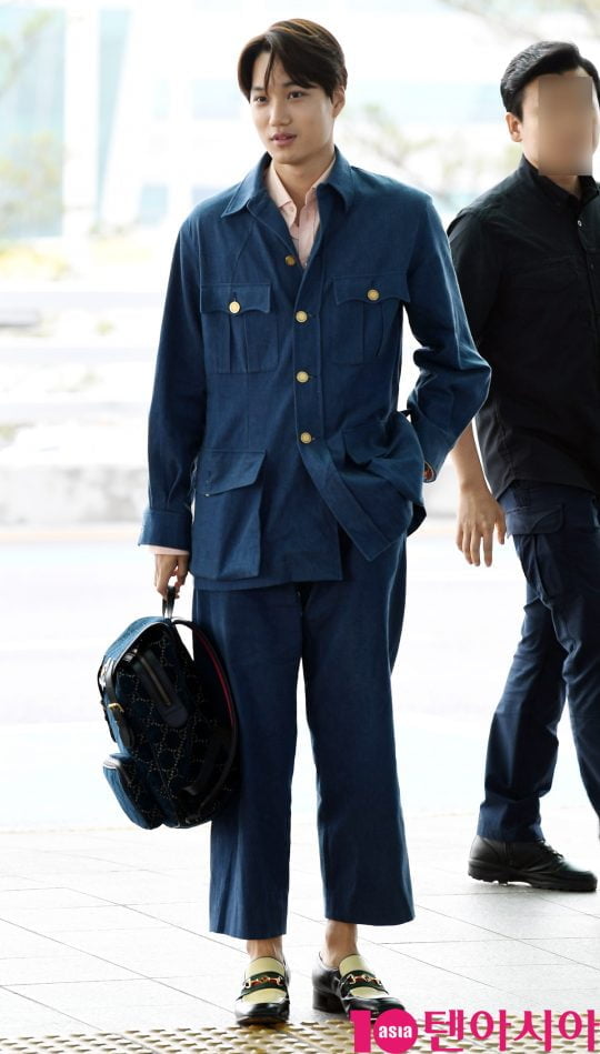 그룹 엑소 카이가 27일 오후 컬렉션 참석차 인천국제공항을 통해 로마로 출국하고 있다.