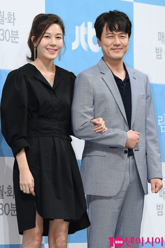 배우 김하늘, 감우성이 27일 오후 서울 논현동 임피리얼 팰리스 두베홀에서 열린 JTBC 새 월화드라마 ‘바람이 분다’ 제작발표회에 참석했다. / 이승현 기자 lsh87@