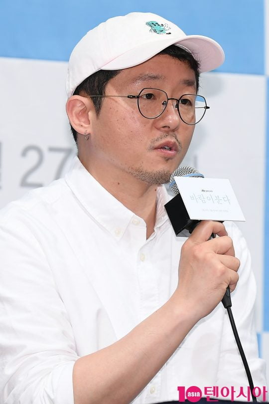 정정화 감독이 27일 오후 서울 논현동 임피리얼팰리스호텔에서 열린 JTBC 월화드라마 ‘바람이 분다’ 제작발표회에 참석해 인사말을 하고 있다.