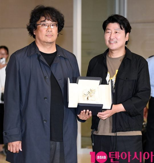 봉준호 감독과 배우 송강호가 27일 오후 영화 ‘기생충’이 제72회 칸 국제영화제(이하 칸 영화제) 폐막식에서 대한민국 영화 역사 최초로 황금종려상을 수상하고 인천국제공항을 통하고 있다.