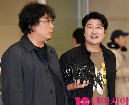제72회 칸 국제영화제(이하 칸 영화제) 폐막식에서 한국 영화 역사상 최초로 황금종려상을 수상한 ‘기생충’의 봉준호 감독과 배우 송강호가 인천국제공항을 통해 귀국했다./ 사진=조준원 기자 wizard333@