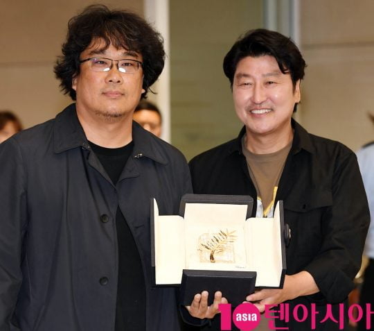 봉준호 감독과 송강호가 27일 오후 영화 ‘기생충’이 제72회 칸 국제영화제(이하 칸 영화제) 폐막식에서 대한민국 영화 역사 최초로 황금종려상을 수상하고 인천국제공항을 통해 귀국하고 있다.