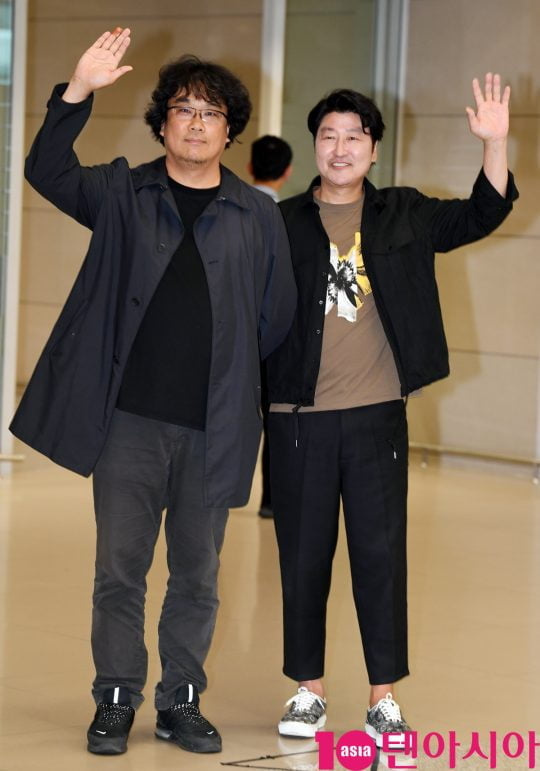 제72회 칸 국제영화제(이하 칸 영화제) 폐막식에서 한국 영화 역사상 최초로 황금종려상을 수상한 ‘기생충’의 봉준호 감독과 배우 송강호가 인천국제공항을 통해 귀국했다./ 사진=조준원 기자 wizard333@