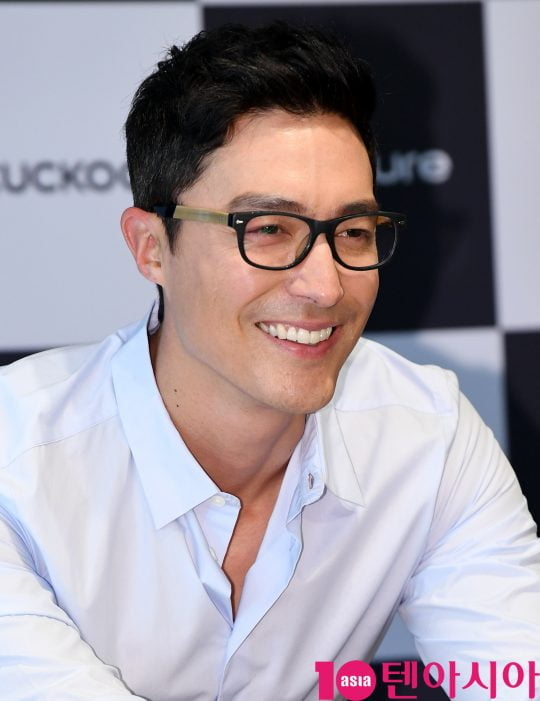 배우 다니엘 헤니가 28일 오전 서울 소공동 웨스틴 호텔에서 열린 쿠쿠의 마법 같은 선물… 인앤아웃 직수 정수기 10’S를 경험하라! 행사에 참석하고 있다.