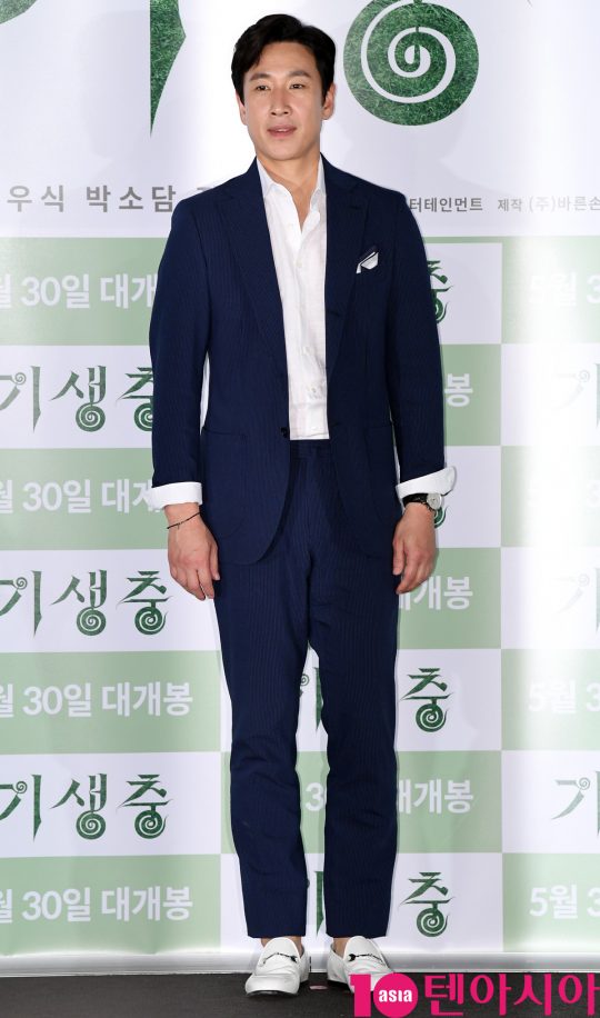 배우 이선균이 28일 오후 서울 한강로 CGV용산 아이파크몰에서 열린 영화 ‘기생충'(봉준호 감독) 언론시사회에 참석하고 있다.