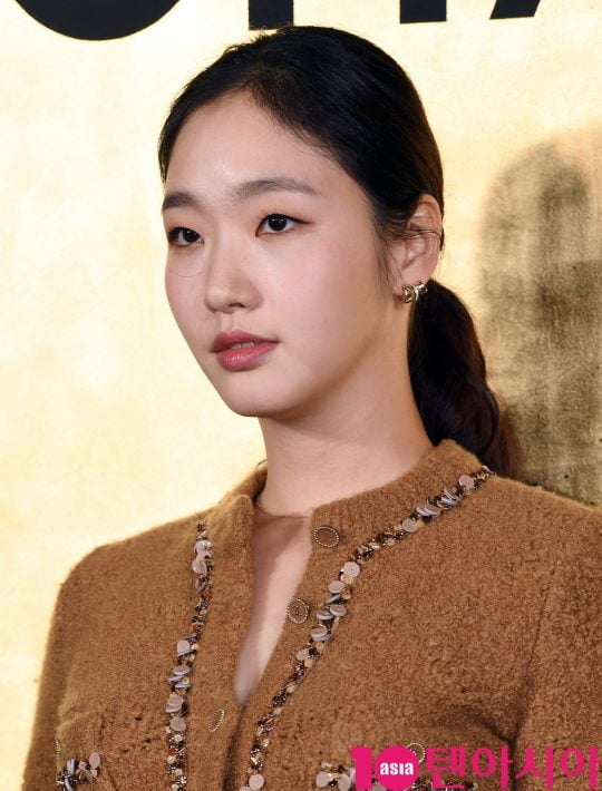 김고은이 28일 오후 서울 성수동 2가 성수동 S팩토리에서 열린 샤넬, 파리-뉴욕 공방 컬렉션 쇼 개최 기념 포토월에 참석하고 있다.