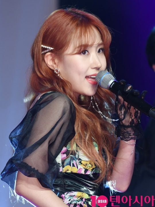 싱어송라이터 이츠가 29일 오전 서울 청담동 일지아트홀에서 열린 싱글 앨범 ‘돈 비 샤이(Don’t be shy)’ 쇼케이스에서 멋진공연을 선보이고 있다.