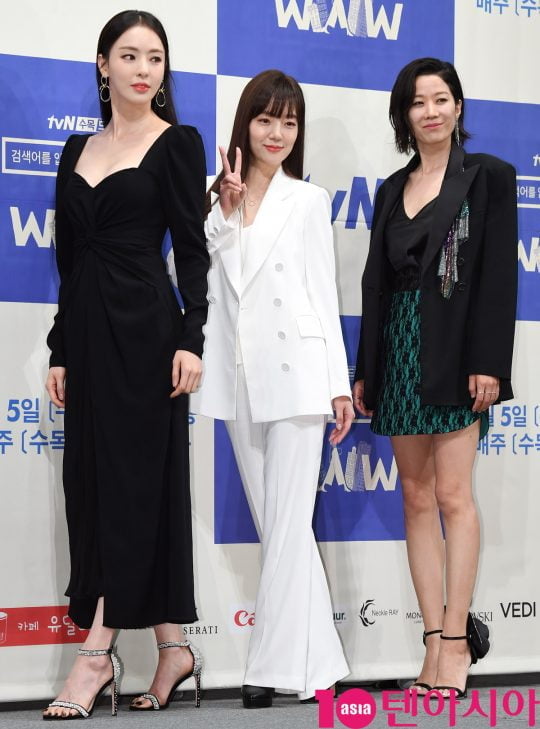 배우 이다희,임수정,전혜진(왼쪽부터)이 29일 오후 서울 강남구 논현동 임피리얼 팰리스 호텔에서 열린 tvN 새 수목드라마 ‘검색어를 입력하세요 WWW’ 제작발표회에 참석하고 있다.