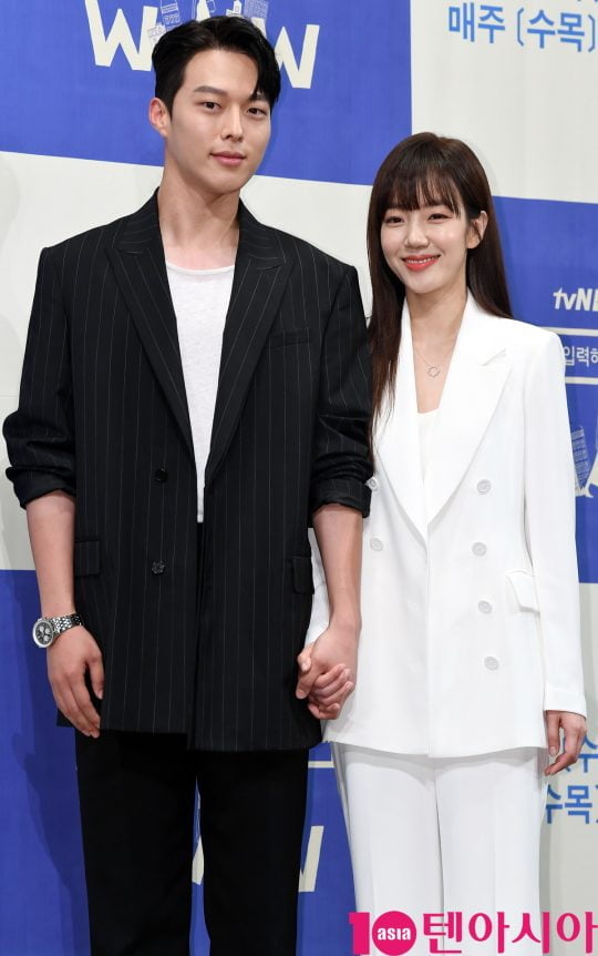 배우 장기용과 임수정이 29일 오후 서울 강남구 논현동 임피리얼 팰리스 호텔에서 열린 tvN 새 수목드라마 ‘검색어를 입력하세요 WWW’ 제작발표회에 참석하고 있다.