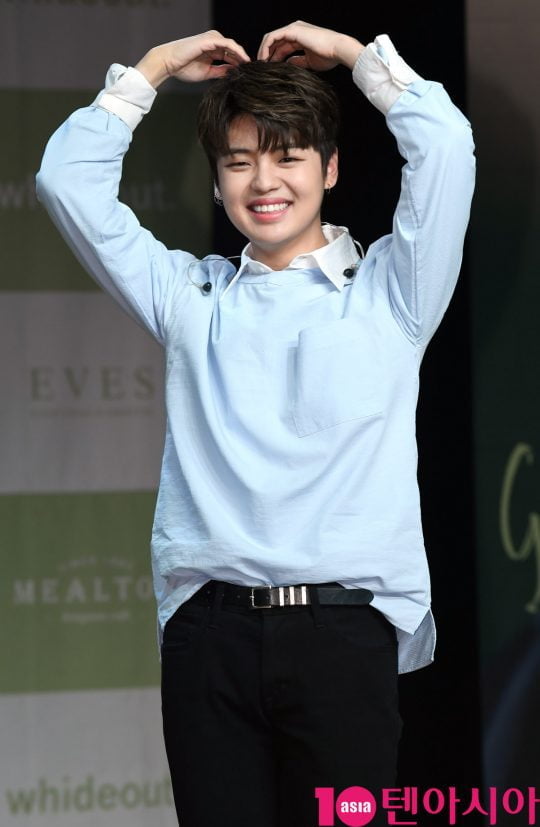 가수 지진석이 31일 오후 서울 청담동 일지아트홀에서 열린 싱글 ‘굿나잇’(good Night) 쇼케이스에 참석하고 있다.