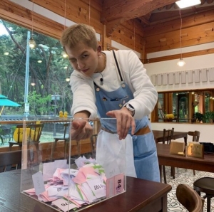 &#39;강식당2&#39; 첫 개시에 1만명...송민호, &#34;저녁 영업 시작합니다&#34; 추첨 현장 공개