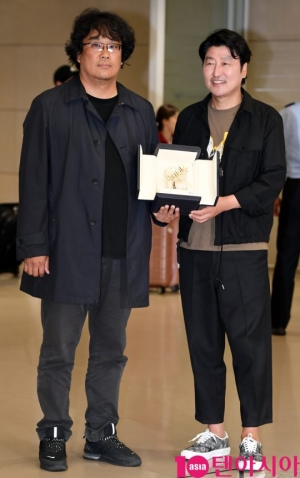 황금종려상 품고 돌아온 &#39;기생충&#39; 봉준호 감독 &#34;강아지 보고, 충무김밥 먹고 싶다&#34;