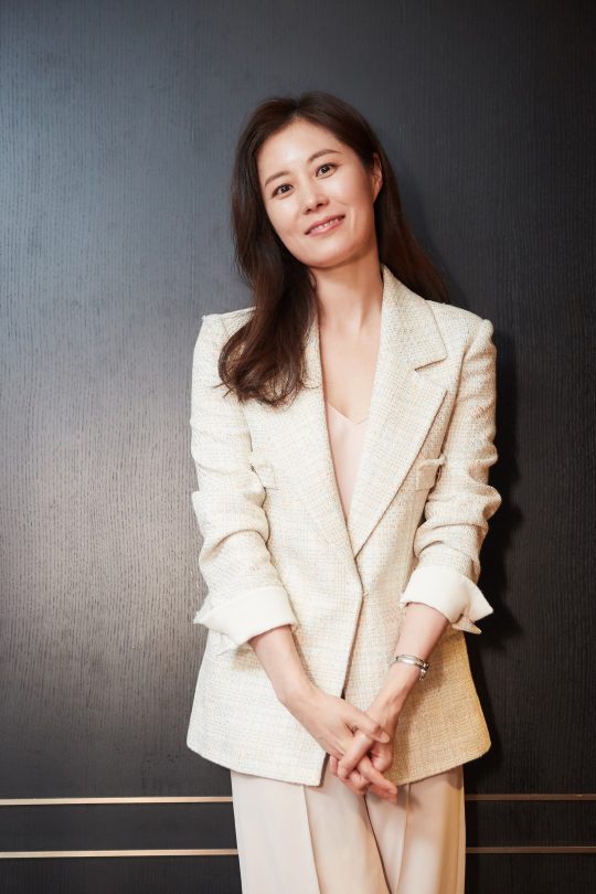 문소리는 자신이 연기한 김준겸 판사를 안으로 훨씬 집중하는, 생각의 흐름이 크고 많은 인물이라고 소개했다./ 사진제공=씨제스엔터테인먼트