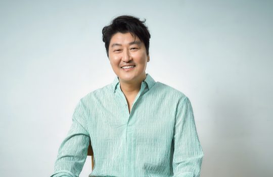 출연하는 작품마다 다른 사람, 다른 표정으로 관객을 마주하는 송강호는 작품에 잘 흡수되는 것이 좋은 연기라고 했다./ 사진제공=CJ엔터테인먼트