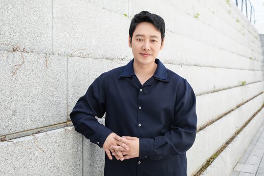 김동욱은 “평범한 조진갑이 사람들의 고민을 듣고, 그걸 해결하려고 마음 먹는 과정이 진솔하다면 전개가 판타지적이라고 해도 시청자들이 공감해줄 수 있을 거라고 믿었다”고 말했다./사진제공=키이스트