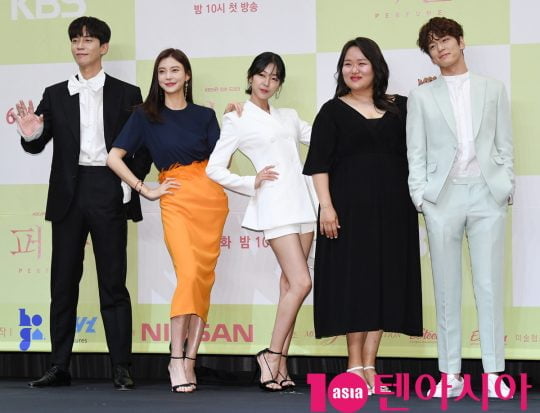 배우 신성록(왼쪽부터), 차예련, 고원희, 하재숙, 김민규가 3일 오후 서울 신도림동 라마다 호텔에서 열린 KBS2 새 월화드라마 ‘퍼퓸’의 제작발표회에 참석했다./ 조준원 기자 wizard333@