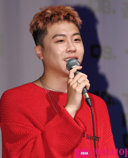 플라네타리움 레코드의 싱어송라이터 준(JUNE)이 3일 오후 서울 서교동 벨로주 홍대에서 열린 정규 1집 Today’s(투데이즈) 쇼케케이스에 참석하고 있다.