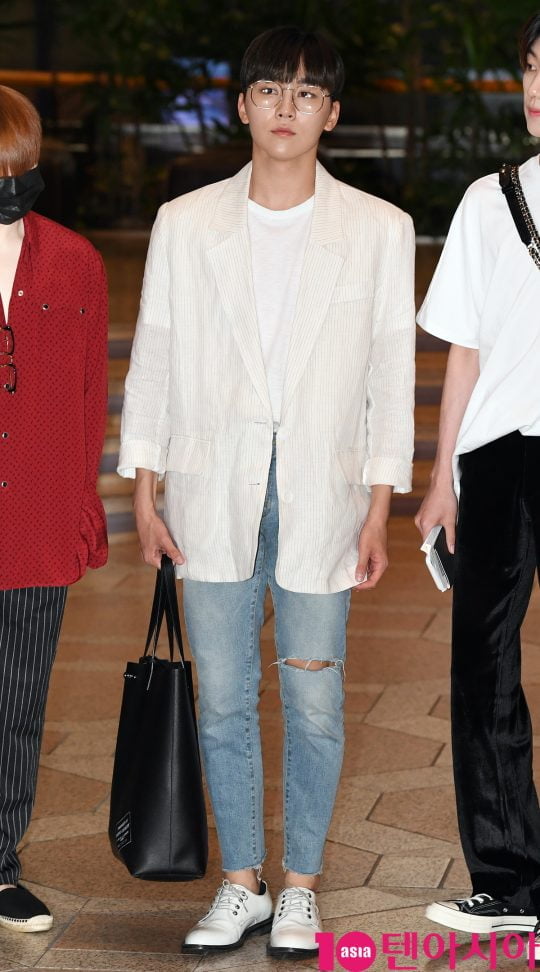 그룹 세븐틴(에스쿱스, 정한, 조슈아, 준, 호시, 원우, 우지, 디에잇, 민규, 도겸, 승관, 버논, 디노) 승관이 3일 오후 일본 싱글’Happy Ending’ 프로모션 참석차 김포국제공항을 통해 일본으로 출국하고 있다.