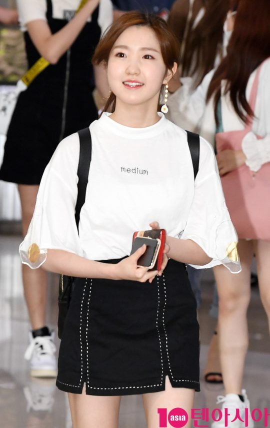 걸그룹 아이즈원(장원영, 미야와키 사쿠라, 조유리, 최예나, 안유진, 야부키 나코, 권은비, 강혜원, 혼다 히토미, 김채원, 김민주, 이채연) 혼다 히토미가 일본 일정을 마치고 4일 오전 김포국제공항을 통해 입국하고 있다.