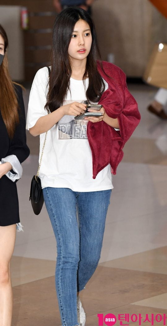 걸그룹 아이즈원(장원영, 미야와키 사쿠라, 조유리, 최예나, 안유진, 야부키 나코, 권은비, 강혜원, 혼다 히토미, 김채원, 김민주, 이채연) 강혜원이 일본 일정을 마치고 4일 오전 김포국제공항을 통해 입국하고 있다.
