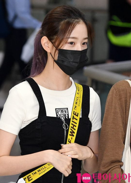 걸그룹 아이즈원(장원영, 미야와키 사쿠라, 조유리, 최예나, 안유진, 야부키 나코, 권은비, 강혜원, 혼다 히토미, 김채원, 김민주, 이채연) 장원영이 일본 일정을 마치고 4일 오전 김포국제공항을 통해 입국하고 있다.