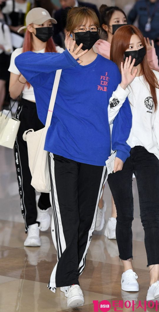 걸그룹 아이즈원(장원영, 미야와키 사쿠라, 조유리, 최예나, 안유진, 야부키 나코, 권은비, 강혜원, 혼다 히토미, 김채원, 김민주, 이채연) 안유진이 일본 일정을 마치고 4일 오전 김포국제공항을 통해 입국하고 있다.