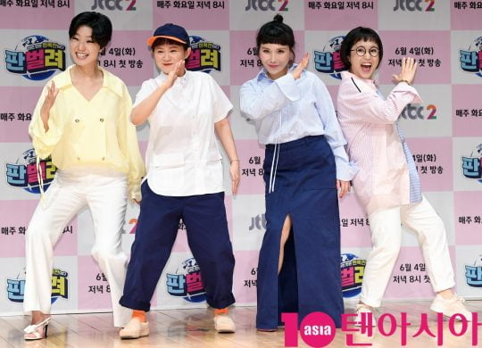 송은이, 김신영, 안영미, 신봉선이 4일 오후 서울 상암동 JTBC 사옥 2층 JTBC홀에서 열린 JTBC2 신규 예능프로그램 ‘판벌려’ 제작발표회에 참석하고 있다.