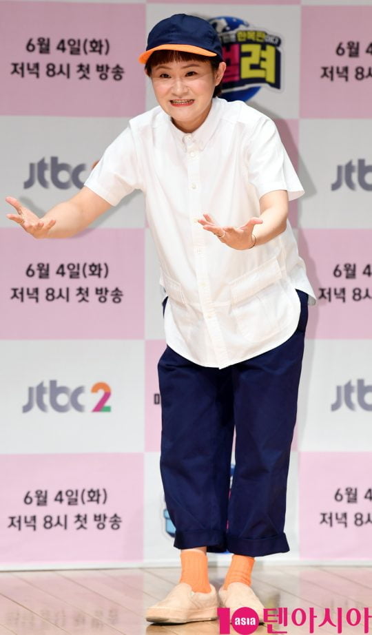 개그우먼 김신영이 4일 오후 서울 상암동 JTBC 사옥 2층 JTBC홀에서 열린 JTBC2 신규 예능프로그램 ‘판벌려’ 제작발표회에 참석하고 있다.