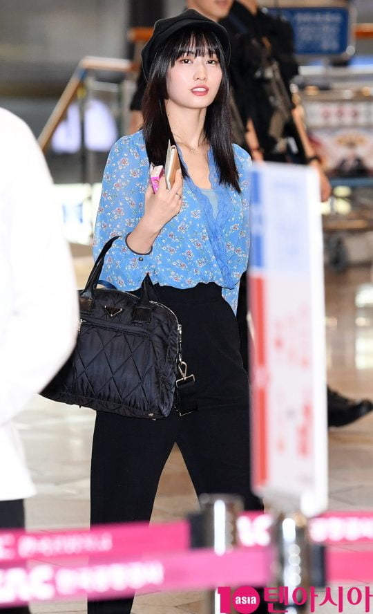 걸그룹 트와이스 멤버 모모가 4일 오후 개인일정 참석차 김포국제공항을 통해 일본으로 출국하고 있다.