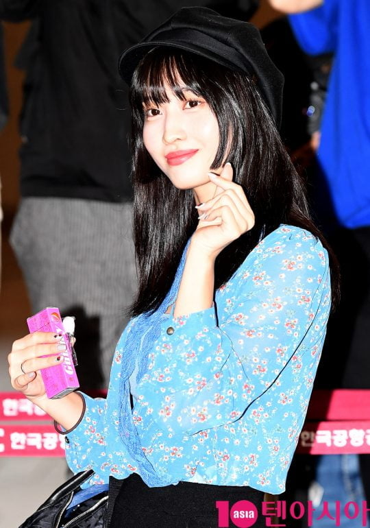 걸그룹 트와이스 멤버 모모가 4일 오후 개인일정 참석차 김포국제공항을 통해 일본으로 출국하고 있다.