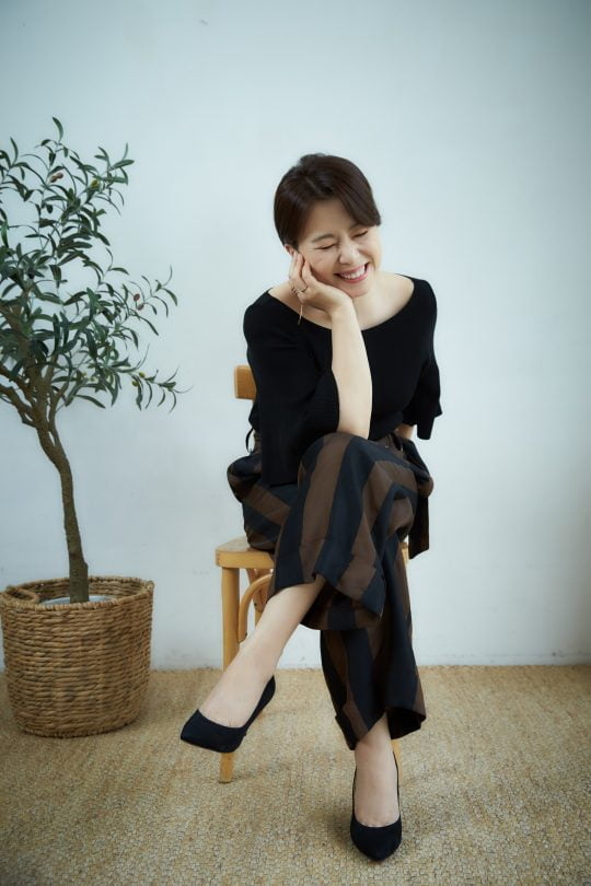 영화 ‘기생충’에서 가족 모두가 백수인 집의 엄마 충숙 역을 연기한 배우 장혜진./ 사진제공=CJ엔터테인먼트