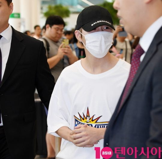 그룹 워너원 출신 가수 하성운이 5일 오후 화보촬영을 마치고 인천국제공항을 통해 일본에서 입국하고 있다.
