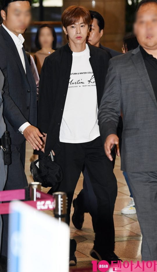 그룹 동방신기(유노윤호,최강창민) 유노윤호가 7일 오전 해외일정 참석 차 김포국제공항을 통해 일본으로 출국하고 있다.