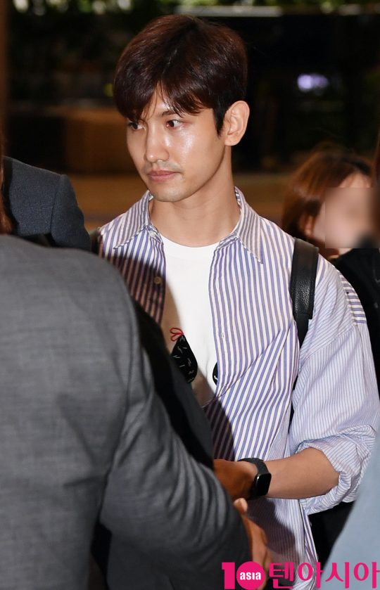 그룹 동방신기(유노윤호,최강창민) 최강창민이 7일 오전 해외일정 참석 차 김포국제공항을 통해 일본으로 출국하고 있다.
