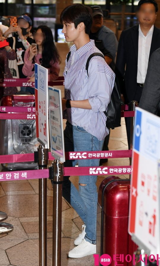 그룹 동방신기(유노윤호,최강창민) 최강창민이 7일 오전 해외일정 참석 차 김포국제공항을 통해 일본으로 출국하고 있다.