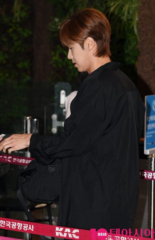 그룹 동방신기(유노윤호,최강창민) 유노윤호가 7일 오전 해외일정 참석 차 김포국제공항을 통해 일본으로 출국하고 있다.