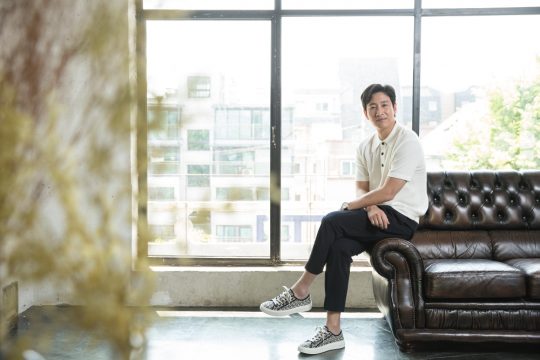칸에서 볼 때는 가난한 집안의 장남 기우 역에 더 몰입돼 먹먹했다는 이선균./사진제공=CJ엔터테인먼트